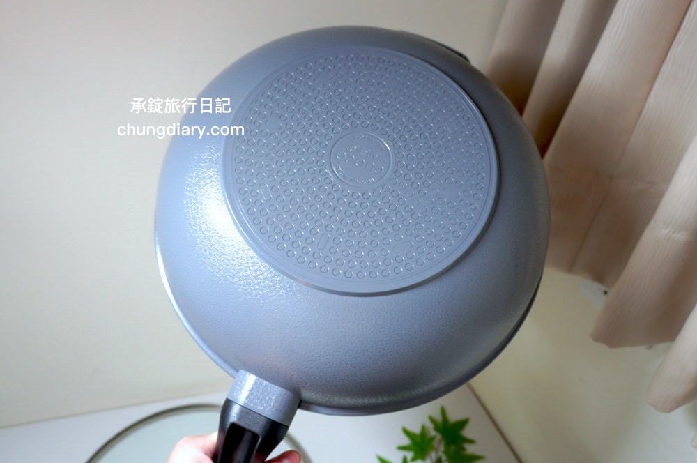 義大利CUOCO不沾鍋【大寶鍋S3鑽石旗艦版】石墨烯不沾炒鍋34cm,煎鍋、炒鍋、湯鍋三合一鍋型!Graphene 石墨烯材質,不含62項PFAS、無PFOA及PFOS,適用各式爐具:IH、電磁爐、瓦斯爐…等。 - 第8張圖 義大利CUOCO不沾鍋【大寶鍋S3鑽石旗艦版】石墨烯不沾炒鍋34cm,煎鍋、炒鍋、湯鍋三合一鍋型!Graphene 石墨烯材質,不含62項PFAS、無PFOA及PFOS,適用各式爐具:IH、電磁爐、瓦斯爐…等。