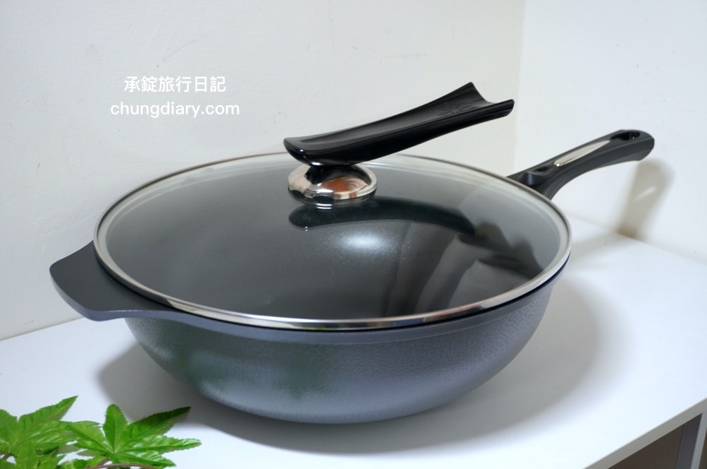 義大利CUOCO不沾鍋【大寶鍋S3鑽石旗艦版】石墨烯不沾炒鍋34cm,煎鍋、炒鍋、湯鍋三合一鍋型!Graphene 石墨烯材質,不含62項PFAS、無PFOA及PFOS,適用各式爐具:IH、電磁爐、瓦斯爐…等。 - 第35張圖 義大利CUOCO不沾鍋【大寶鍋S3鑽石旗艦版】石墨烯不沾炒鍋34cm,煎鍋、炒鍋、湯鍋三合一鍋型!Graphene 石墨烯材質,不含62項PFAS、無PFOA及PFOS,適用各式爐具:IH、電磁爐、瓦斯爐…等。