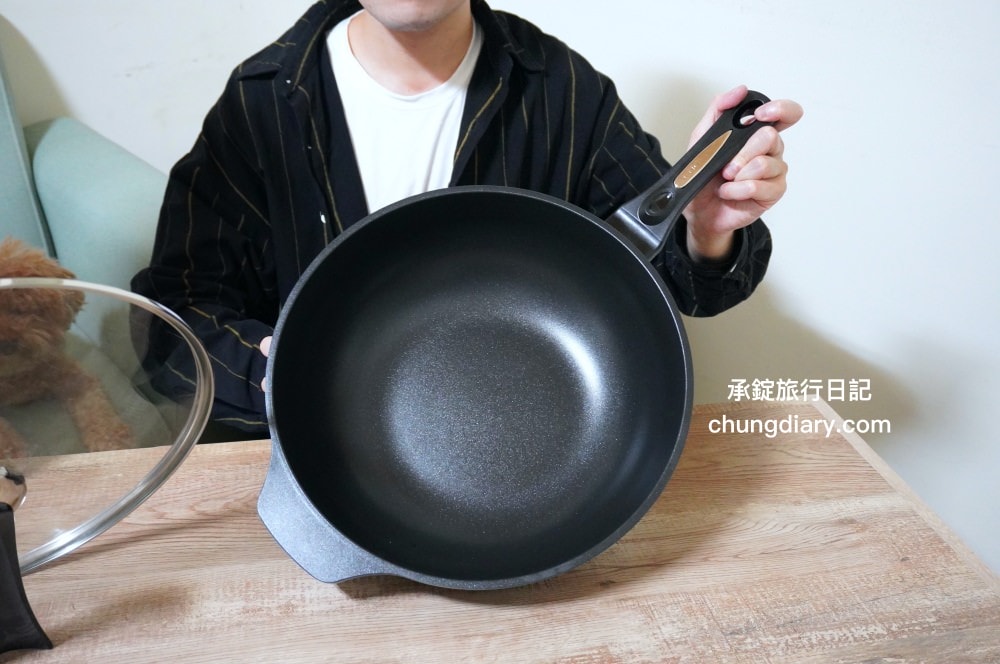 義大利CUOCO不沾鍋【大寶鍋S3鑽石旗艦版】石墨烯不沾炒鍋34cm,煎鍋、炒鍋、湯鍋三合一鍋型!Graphene 石墨烯材質,不含62項PFAS、無PFOA及PFOS,適用各式爐具:IH、電磁爐、瓦斯爐…等。 - 第7張圖 義大利CUOCO不沾鍋【大寶鍋S3鑽石旗艦版】石墨烯不沾炒鍋34cm,煎鍋、炒鍋、湯鍋三合一鍋型!Graphene 石墨烯材質,不含62項PFAS、無PFOA及PFOS,適用各式爐具:IH、電磁爐、瓦斯爐…等。