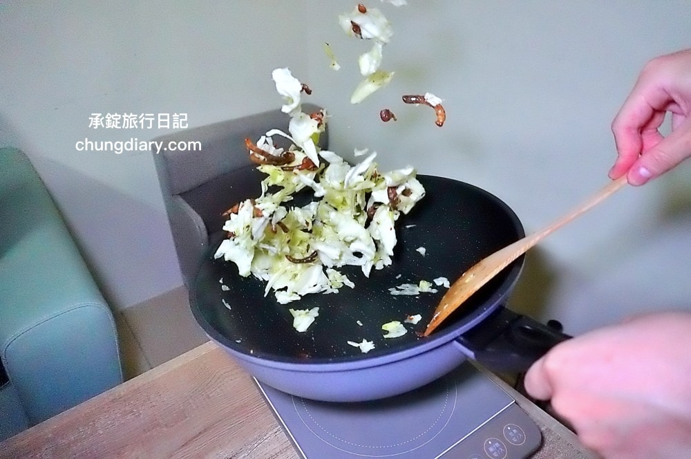 義大利CUOCO不沾鍋【大寶鍋S3鑽石旗艦版】石墨烯不沾炒鍋34cm,煎鍋、炒鍋、湯鍋三合一鍋型!Graphene 石墨烯材質,不含62項PFAS、無PFOA及PFOS,適用各式爐具:IH、電磁爐、瓦斯爐…等。 - 第24張圖 義大利CUOCO不沾鍋【大寶鍋S3鑽石旗艦版】石墨烯不沾炒鍋34cm,煎鍋、炒鍋、湯鍋三合一鍋型!Graphene 石墨烯材質,不含62項PFAS、無PFOA及PFOS,適用各式爐具:IH、電磁爐、瓦斯爐…等。