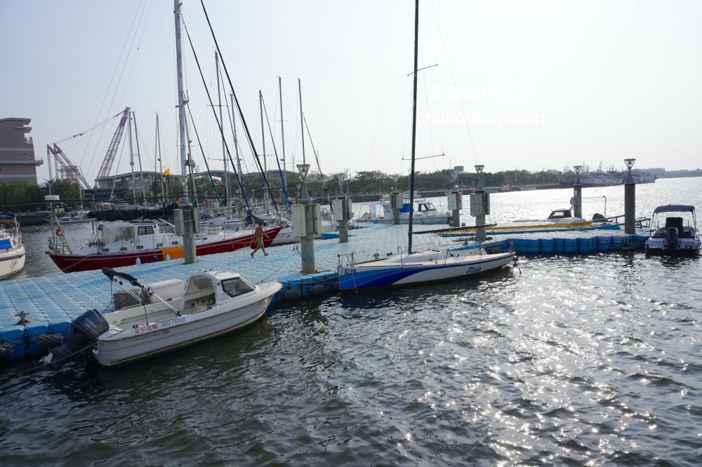 高雄一日遊帆船體驗｜興達港情人碼頭搭船、茄萣濕地公園賞鳥、大興魚市場海鮮食材、台灣滷味博物館、岡山佳香品味小菜館。