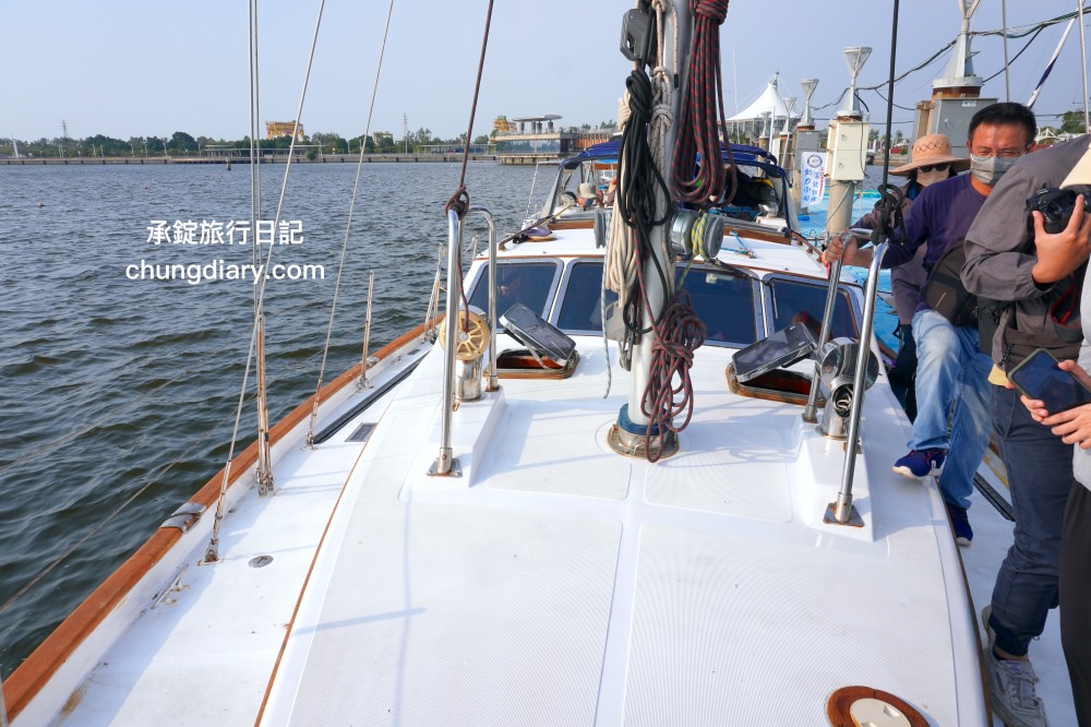 高雄一日遊帆船體驗｜興達港情人碼頭搭船、茄萣濕地公園賞鳥、大興魚市場海鮮食材、台灣滷味博物館、岡山佳香品味小菜館。