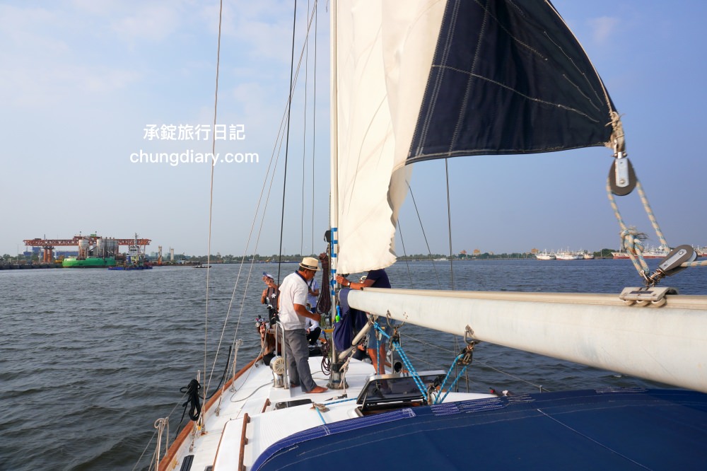 高雄一日遊帆船體驗｜興達港情人碼頭搭船、茄萣濕地公園賞鳥、大興魚市場海鮮食材、台灣滷味博物館、岡山佳香品味小菜館。
