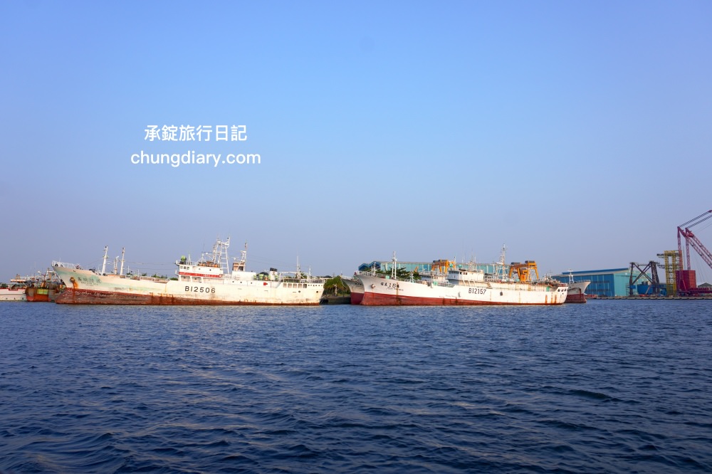 高雄一日遊帆船體驗｜興達港情人碼頭搭船、茄萣濕地公園賞鳥、大興魚市場海鮮食材、台灣滷味博物館、岡山佳香品味小菜館。