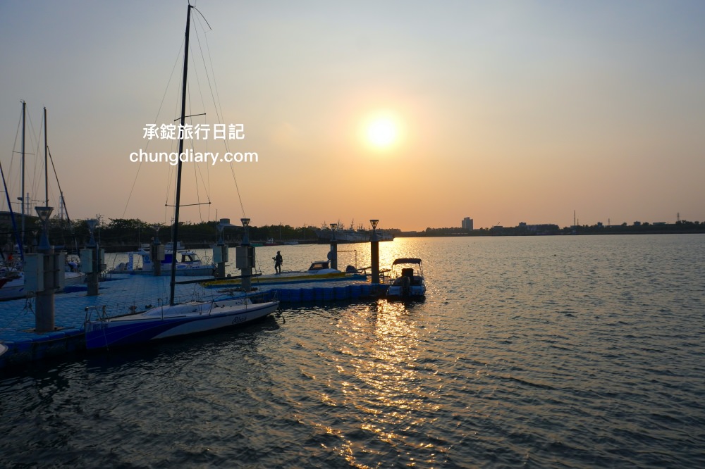 高雄一日遊帆船體驗｜興達港情人碼頭搭船、茄萣濕地公園賞鳥、大興魚市場海鮮食材、台灣滷味博物館、岡山佳香品味小菜館。