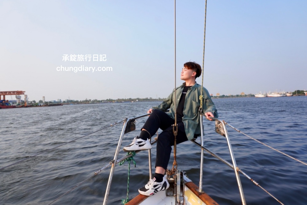 高雄一日遊帆船體驗｜興達港情人碼頭搭船、茄萣濕地公園賞鳥、大興魚市場海鮮食材、台灣滷味博物館、岡山佳香品味小菜館。