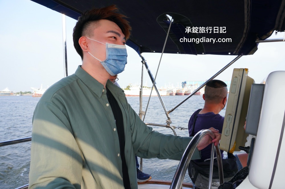 高雄一日遊帆船體驗｜興達港情人碼頭搭船、茄萣濕地公園賞鳥、大興魚市場海鮮食材、台灣滷味博物館、岡山佳香品味小菜館。