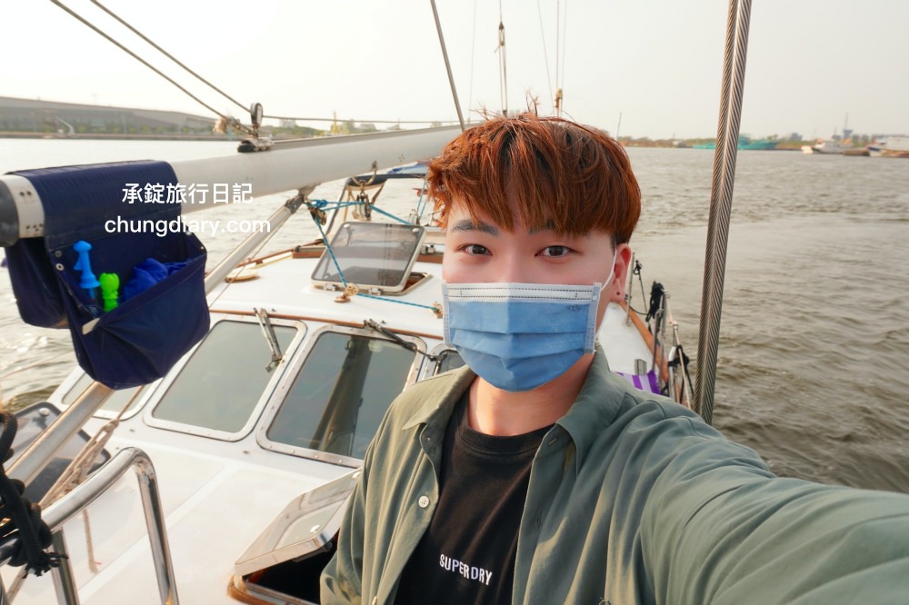 高雄一日遊帆船體驗｜興達港情人碼頭搭船、茄萣濕地公園賞鳥、大興魚市場海鮮食材、台灣滷味博物館、岡山佳香品味小菜館。