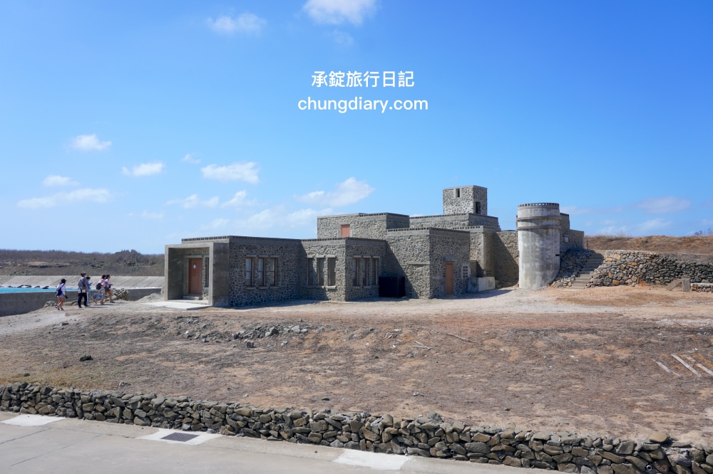 澎湖IG打卡景點【菓葉灰窯】座落在海岸邊的一座古老碉堡！澎湖兩天一夜自由行拍照景點。