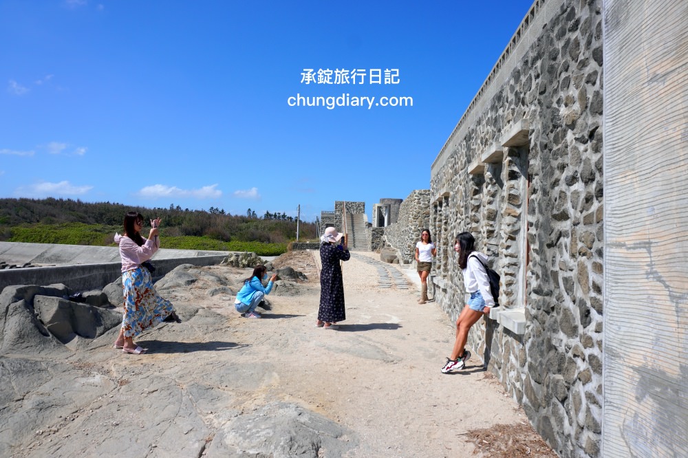 澎湖IG打卡景點【菓葉灰窯】座落在海岸邊的一座古老碉堡！澎湖兩天一夜自由行拍照景點。