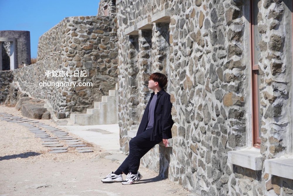 澎湖IG打卡景點【菓葉灰窯】座落在海岸邊的一座古老碉堡！澎湖兩天一夜自由行拍照景點。