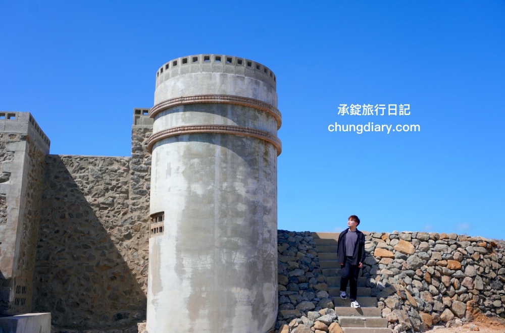 澎湖IG打卡景點【菓葉灰窯】座落在海岸邊的一座古老碉堡！澎湖兩天一夜自由行拍照景點。