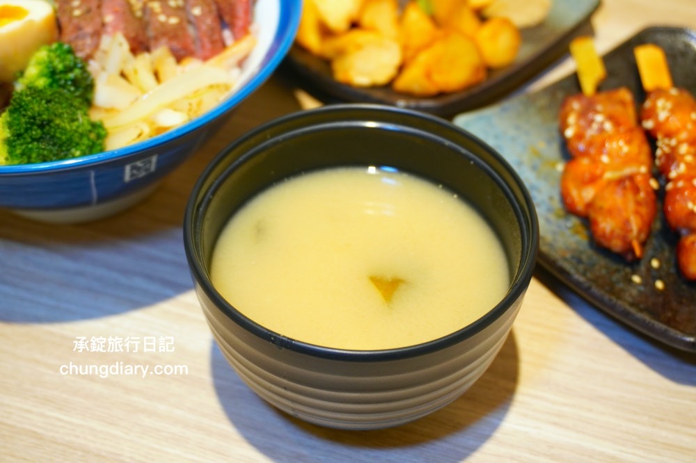 台中北區美食【虎藏燒肉丼食所台中一中店】鄰近中友百貨、一中街商圈,平價美味的燒肉丼飯專門店,還有提供免費味噌湯、飲品、冰沙可供享用。 - 第9張圖 台中北區美食【虎藏燒肉丼食所台中一中店】鄰近中友百貨、一中街商圈,平價美味的燒肉丼飯專門店,還有提供免費味噌湯、飲品、冰沙可供享用。