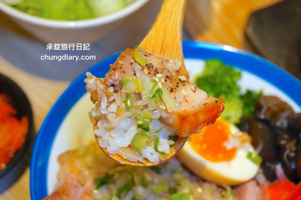 台中北區美食【虎藏燒肉丼食所台中一中店】鄰近中友百貨、一中街商圈,平價美味的燒肉丼飯專門店,還有提供免費味噌湯、飲品、冰沙可供享用。 - 第15張圖 台中北區美食【虎藏燒肉丼食所台中一中店】鄰近中友百貨、一中街商圈,平價美味的燒肉丼飯專門店,還有提供免費味噌湯、飲品、冰沙可供享用。