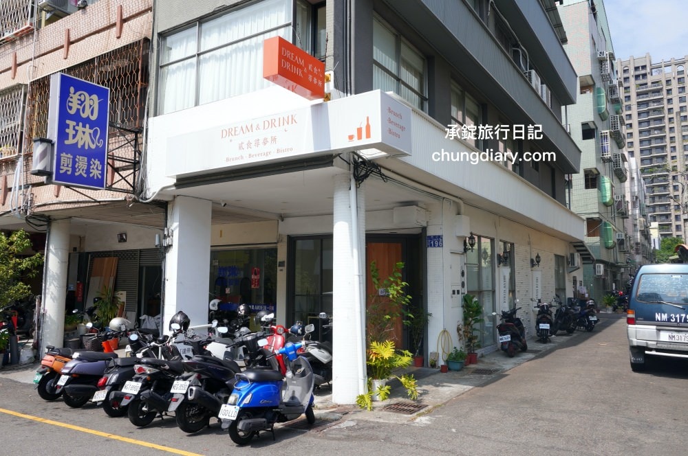 貳食尋夢所｜台中北區英才路早午餐推薦，純白歐風裝潢餐廳，療癒系美食義式料理，義大利麵、燉飯、可頌餐盤、濃湯、與蛋糕甜點。