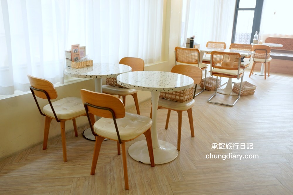 貳食尋夢所｜台中北區英才路早午餐推薦，純白歐風裝潢餐廳，療癒系美食義式料理，義大利麵、燉飯、可頌餐盤、濃湯、與蛋糕甜點。