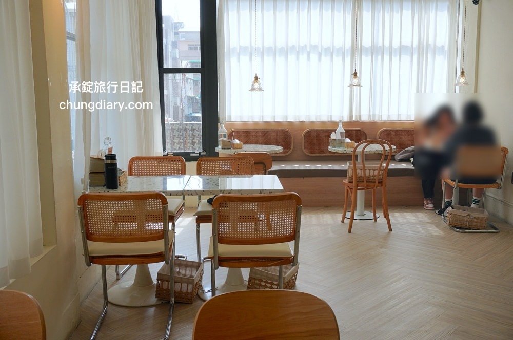 貳食尋夢所｜台中北區英才路早午餐推薦，純白歐風裝潢餐廳，療癒系美食義式料理，義大利麵、燉飯、可頌餐盤、濃湯、與蛋糕甜點。