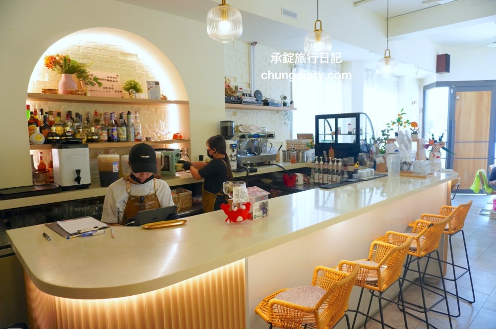 貳食尋夢所｜台中北區英才路早午餐推薦，純白歐風裝潢餐廳，療癒系美食義式料理，義大利麵、燉飯、可頌餐盤、濃湯、與蛋糕甜點。