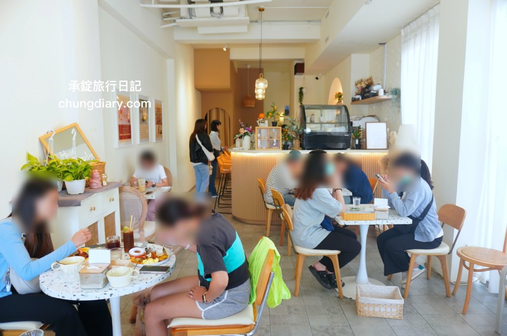 貳食尋夢所｜台中北區英才路早午餐推薦，純白歐風裝潢餐廳，療癒系美食義式料理，義大利麵、燉飯、可頌餐盤、濃湯、與蛋糕甜點。