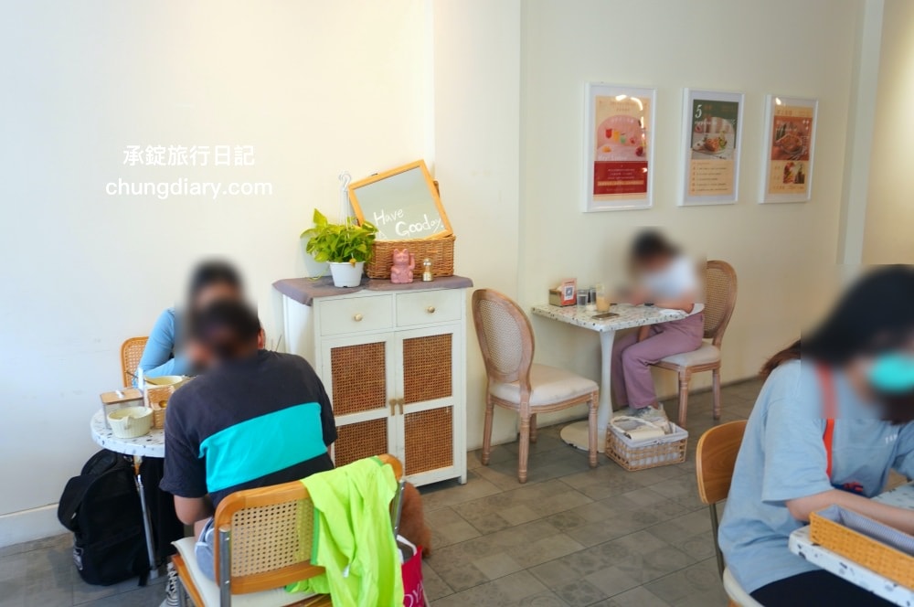 貳食尋夢所｜台中北區英才路早午餐推薦，純白歐風裝潢餐廳，療癒系美食義式料理，義大利麵、燉飯、可頌餐盤、濃湯、與蛋糕甜點。