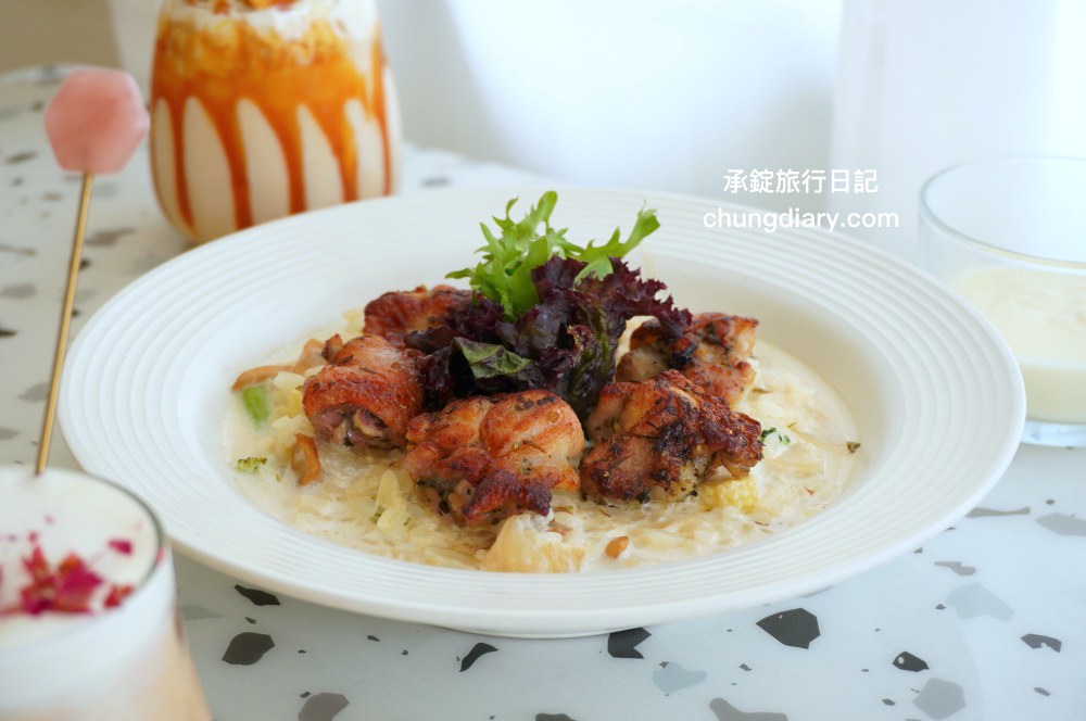 貳食尋夢所｜台中北區英才路早午餐推薦，純白歐風裝潢餐廳，療癒系美食義式料理，義大利麵、燉飯、可頌餐盤、濃湯、與蛋糕甜點。