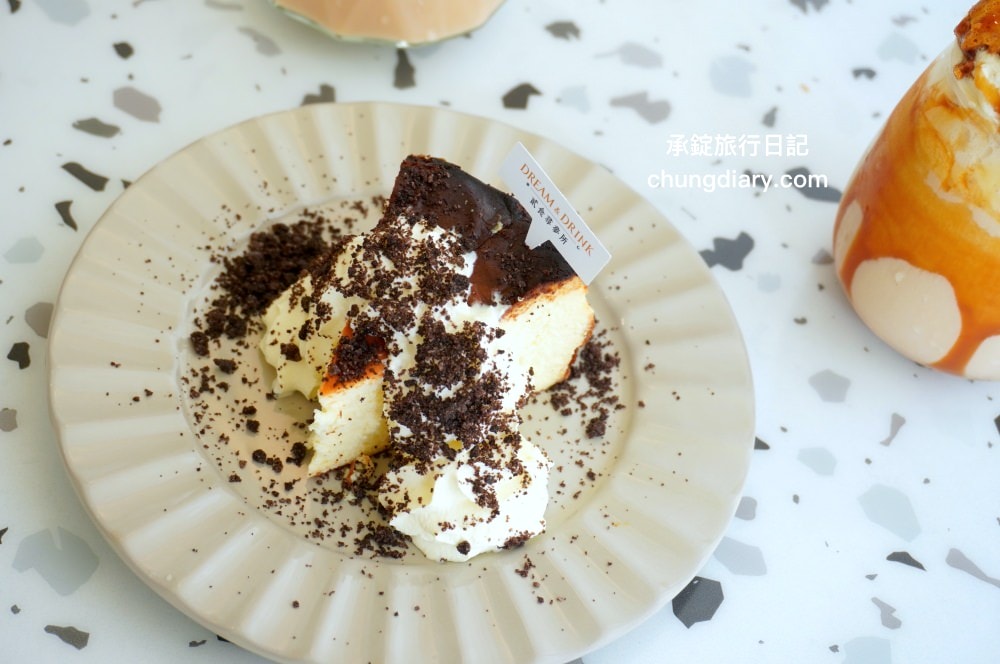 貳食尋夢所｜台中北區英才路早午餐推薦，純白歐風裝潢餐廳，療癒系美食義式料理，義大利麵、燉飯、可頌餐盤、濃湯、與蛋糕甜點。