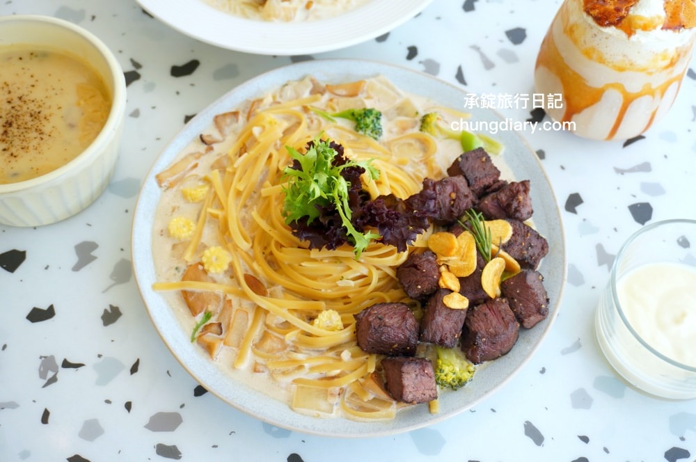 貳食尋夢所｜台中北區英才路早午餐推薦，純白歐風裝潢餐廳，療癒系美食義式料理，義大利麵、燉飯、可頌餐盤、濃湯、與蛋糕甜點。