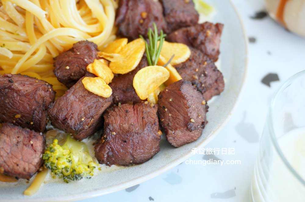 貳食尋夢所｜台中北區英才路早午餐推薦，純白歐風裝潢餐廳，療癒系美食義式料理，義大利麵、燉飯、可頌餐盤、濃湯、與蛋糕甜點。