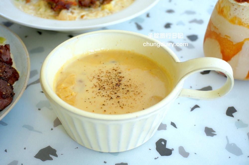 貳食尋夢所｜台中北區英才路早午餐推薦，純白歐風裝潢餐廳，療癒系美食義式料理，義大利麵、燉飯、可頌餐盤、濃湯、與蛋糕甜點。