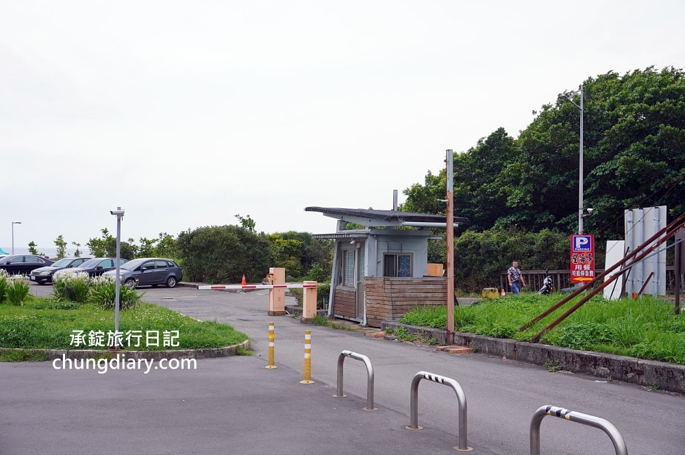 野柳望海亭海鮮餐廳｜自家漁船捕撈最新鮮！萬里蟹、活九孔、鮮魚、生魚片刺身…等，價格公開透明，野生活龍蝦一隻680元！平價高CP值老字號海產店。