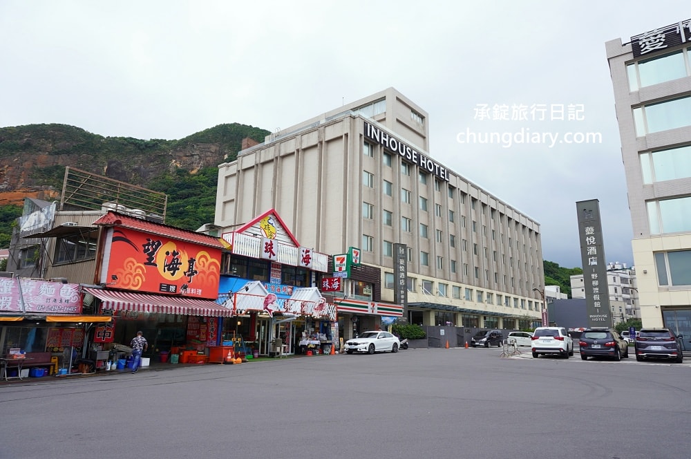 野柳望海亭海鮮餐廳｜自家漁船捕撈最新鮮！萬里蟹、活九孔、鮮魚、生魚片刺身…等，價格公開透明，野生活龍蝦一隻680元！平價高CP值老字號海產店。