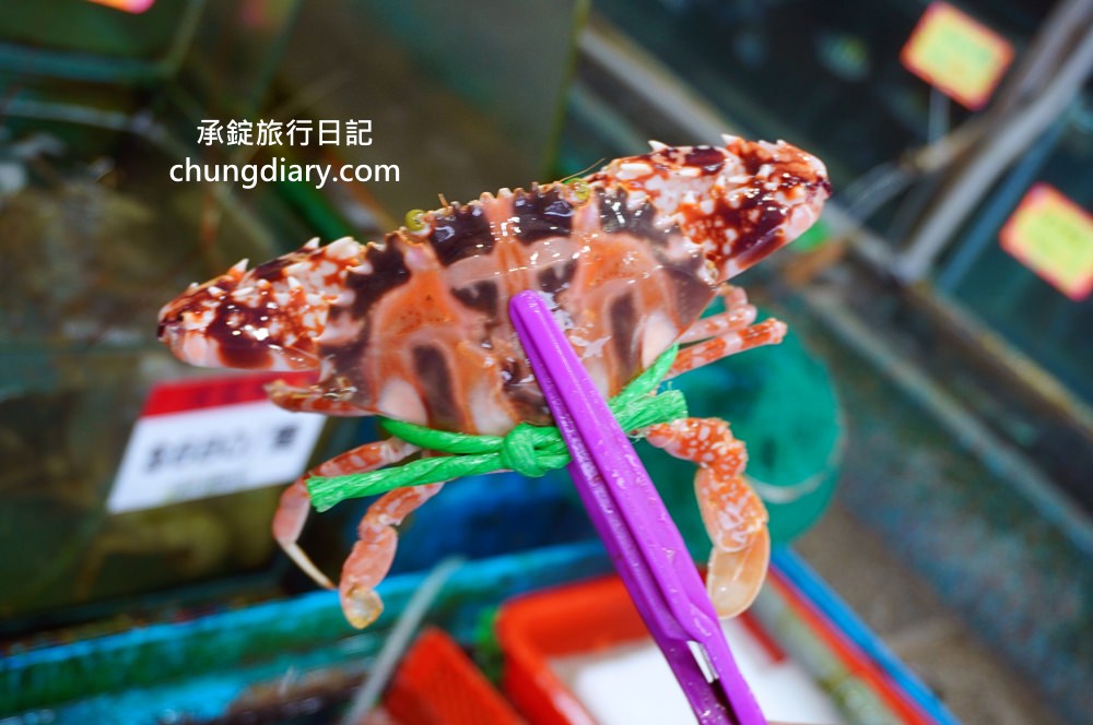 野柳望海亭海鮮餐廳｜自家漁船捕撈最新鮮！萬里蟹、活九孔、鮮魚、生魚片刺身…等，價格公開透明，野生活龍蝦一隻680元！平價高CP值老字號海產店。
