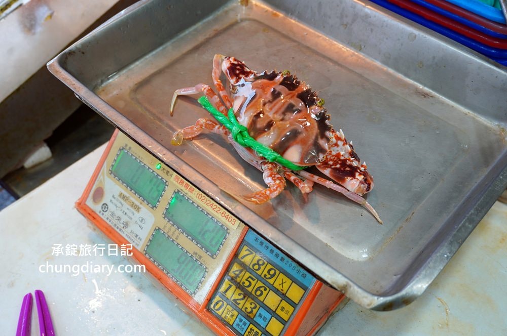 野柳望海亭海鮮餐廳｜自家漁船捕撈最新鮮！萬里蟹、活九孔、鮮魚、生魚片刺身…等，價格公開透明，野生活龍蝦一隻680元！平價高CP值老字號海產店。
