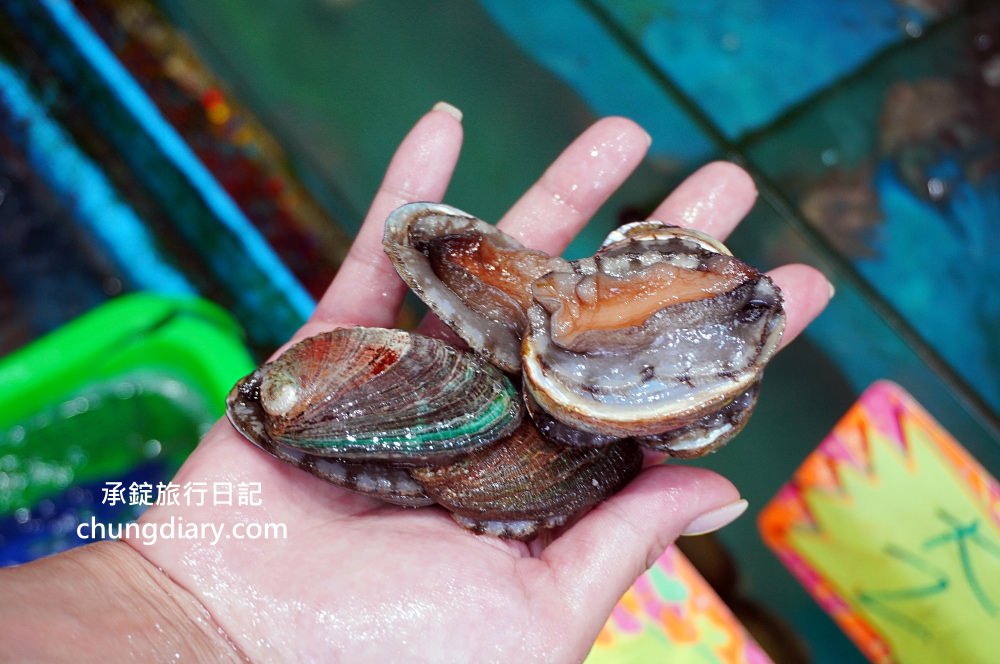 野柳望海亭海鮮餐廳｜自家漁船捕撈最新鮮！萬里蟹、活九孔、鮮魚、生魚片刺身…等，價格公開透明，野生活龍蝦一隻680元！平價高CP值老字號海產店。