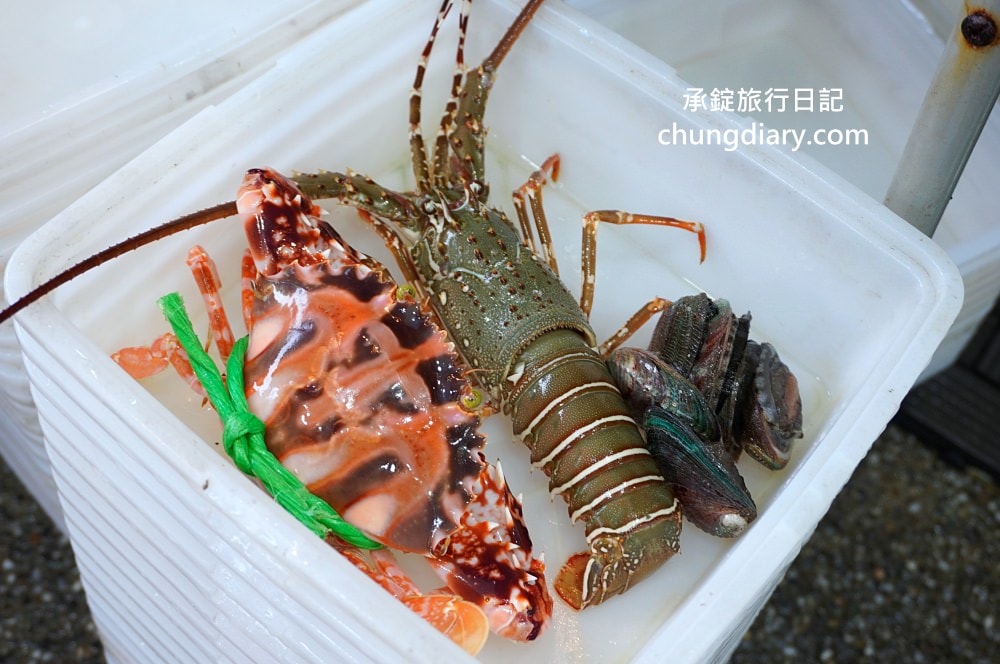 野柳望海亭海鮮餐廳｜自家漁船捕撈最新鮮！萬里蟹、活九孔、鮮魚、生魚片刺身…等，價格公開透明，野生活龍蝦一隻680元！平價高CP值老字號海產店。