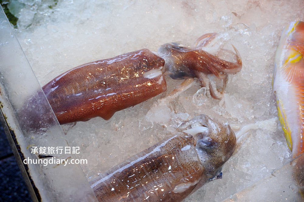 野柳望海亭海鮮餐廳｜自家漁船捕撈最新鮮！萬里蟹、活九孔、鮮魚、生魚片刺身…等，價格公開透明，野生活龍蝦一隻680元！平價高CP值老字號海產店。