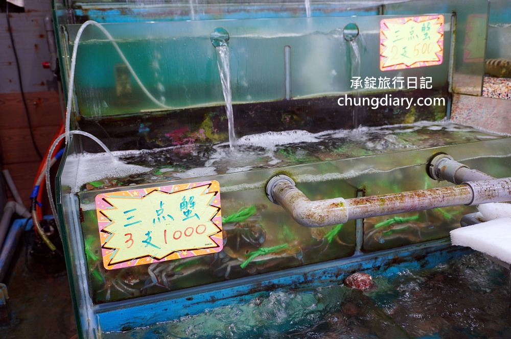 野柳望海亭海鮮餐廳｜自家漁船捕撈最新鮮！萬里蟹、活九孔、鮮魚、生魚片刺身…等，價格公開透明，野生活龍蝦一隻680元！平價高CP值老字號海產店。