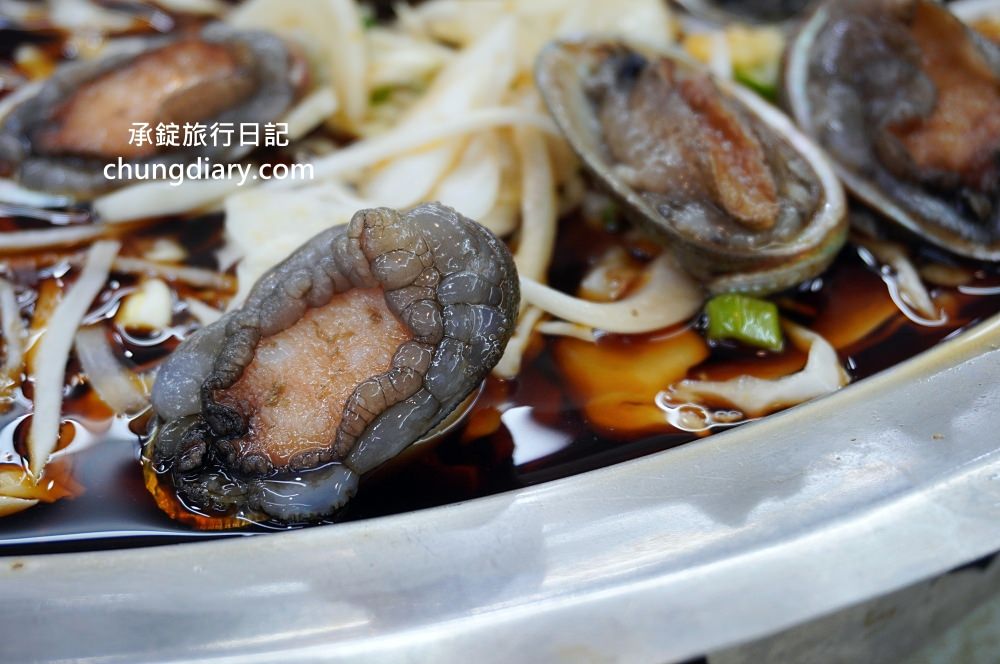 野柳望海亭海鮮餐廳｜自家漁船捕撈最新鮮！萬里蟹、活九孔、鮮魚、生魚片刺身…等，價格公開透明，野生活龍蝦一隻680元！平價高CP值老字號海產店。
