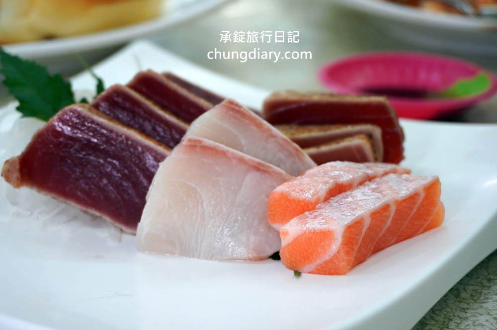 野柳望海亭海鮮餐廳｜自家漁船捕撈最新鮮！萬里蟹、活九孔、鮮魚、生魚片刺身…等，價格公開透明，野生活龍蝦一隻680元！平價高CP值老字號海產店。