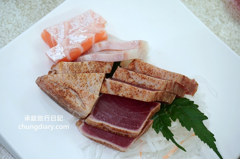 野柳望海亭海鮮餐廳｜自家漁船捕撈最新鮮！萬里蟹、活九孔、鮮魚、生魚片刺身…等，價格公開透明，野生活龍蝦一隻680元！平價高CP值老字號海產店。