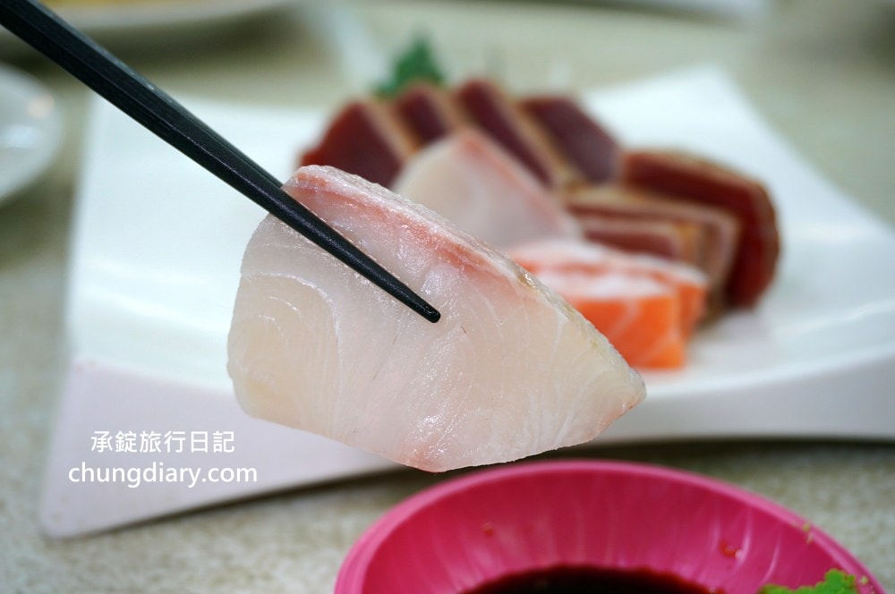 野柳望海亭海鮮餐廳｜自家漁船捕撈最新鮮！萬里蟹、活九孔、鮮魚、生魚片刺身…等，價格公開透明，野生活龍蝦一隻680元！平價高CP值老字號海產店。
