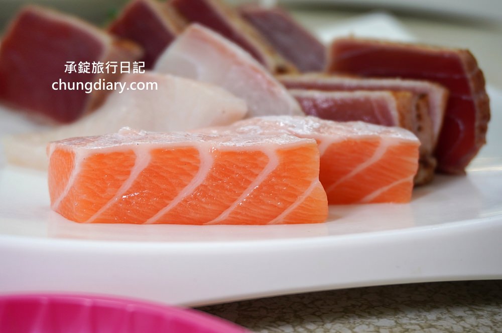 野柳望海亭海鮮餐廳｜自家漁船捕撈最新鮮！萬里蟹、活九孔、鮮魚、生魚片刺身…等，價格公開透明，野生活龍蝦一隻680元！平價高CP值老字號海產店。