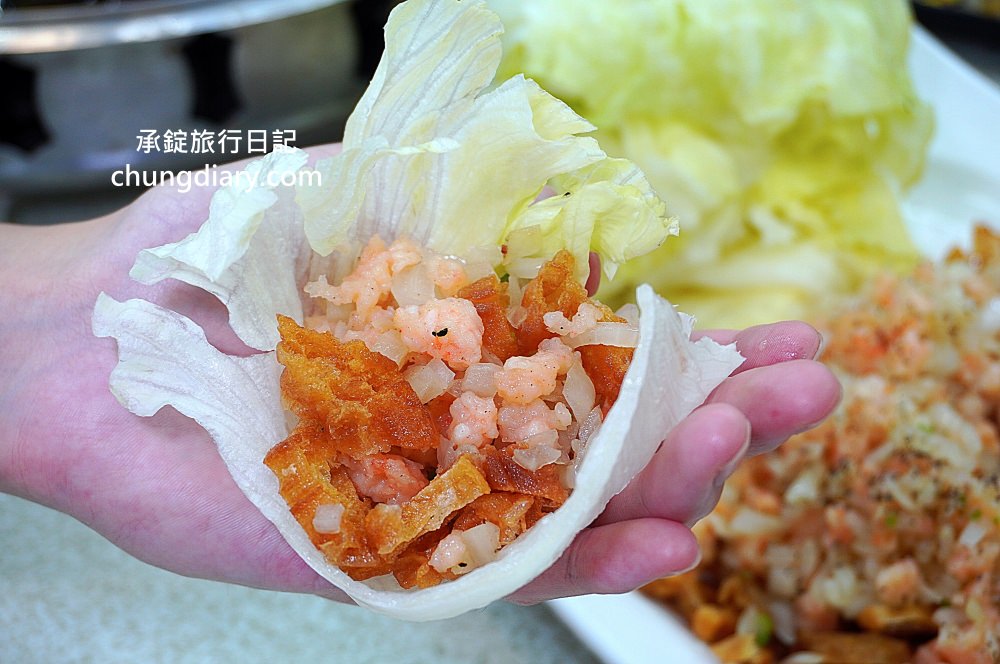 野柳望海亭海鮮餐廳｜自家漁船捕撈最新鮮！萬里蟹、活九孔、鮮魚、生魚片刺身…等，價格公開透明，野生活龍蝦一隻680元！平價高CP值老字號海產店。
