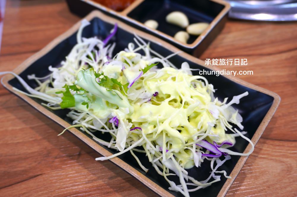 釜山西面烤肉【東方畜產西面總店 동방축산 서면본점】24小時營業!韓國烤腸、韓式烤五花肉、三層肉、松阪豬、牛排骨、牛肋眼肉…等,價格實惠、份量十足、用餐環境乾淨明亮且寬敞。 - 第13張圖 釜山西面烤肉【東方畜產西面總店 동방축산 서면본점】24小時營業!韓國烤腸、韓式烤五花肉、三層肉、松阪豬、牛排骨、牛肋眼肉…等,價格實惠、份量十足、用餐環境乾淨明亮且寬敞。