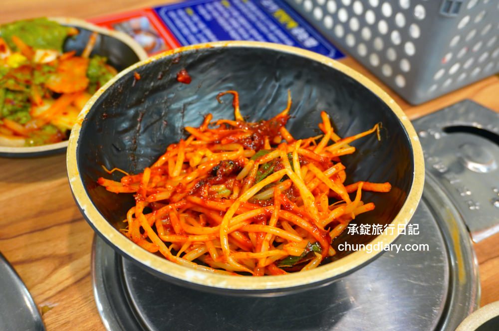 釜山西面烤肉【東方畜產西面總店 동방축산 서면본점】24小時營業!韓國烤腸、韓式烤五花肉、三層肉、松阪豬、牛排骨、牛肋眼肉…等,價格實惠、份量十足、用餐環境乾淨明亮且寬敞。 - 第15張圖 釜山西面烤肉【東方畜產西面總店 동방축산 서면본점】24小時營業!韓國烤腸、韓式烤五花肉、三層肉、松阪豬、牛排骨、牛肋眼肉…等,價格實惠、份量十足、用餐環境乾淨明亮且寬敞。