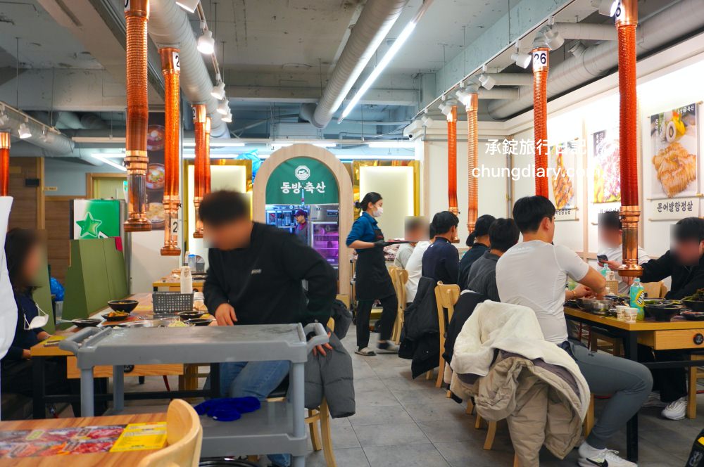 釜山西面烤肉【東方畜產西面總店 동방축산 서면본점】24小時營業!韓國烤腸、韓式烤五花肉、三層肉、松阪豬、牛排骨、牛肋眼肉…等,價格實惠、份量十足、用餐環境乾淨明亮且寬敞。 - 第6張圖 釜山西面烤肉【東方畜產西面總店 동방축산 서면본점】24小時營業!韓國烤腸、韓式烤五花肉、三層肉、松阪豬、牛排骨、牛肋眼肉…等,價格實惠、份量十足、用餐環境乾淨明亮且寬敞。