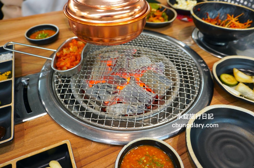 釜山西面烤肉【東方畜產西面總店 동방축산 서면본점】24小時營業!韓國烤腸、韓式烤五花肉、三層肉、松阪豬、牛排骨、牛肋眼肉…等,價格實惠、份量十足、用餐環境乾淨明亮且寬敞。 - 第24張圖 釜山西面烤肉【東方畜產西面總店 동방축산 서면본점】24小時營業!韓國烤腸、韓式烤五花肉、三層肉、松阪豬、牛排骨、牛肋眼肉…等,價格實惠、份量十足、用餐環境乾淨明亮且寬敞。