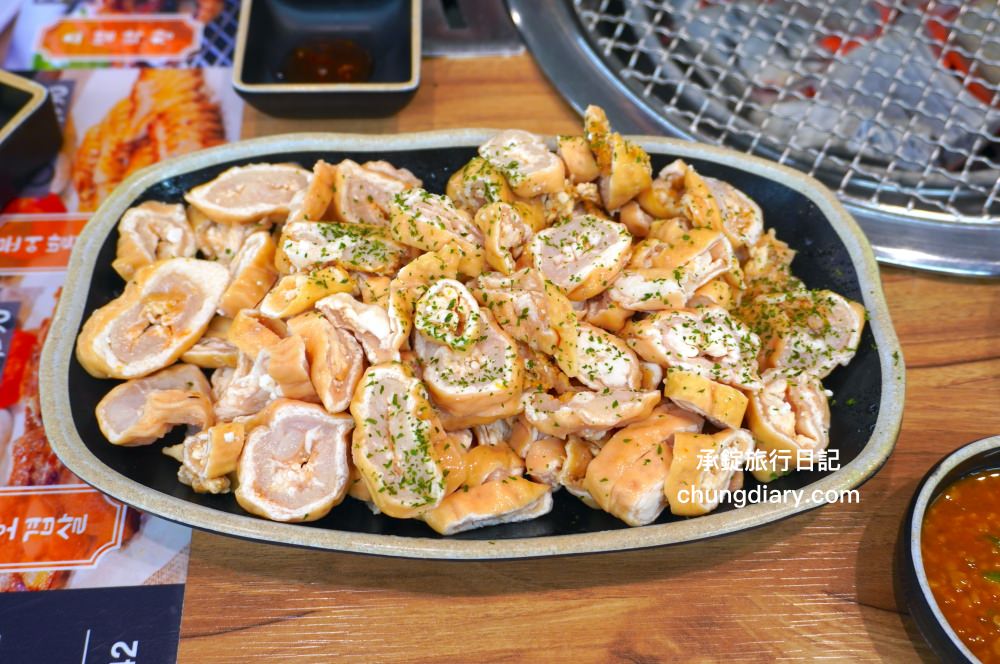 釜山西面烤肉【東方畜產西面總店 동방축산 서면본점】24小時營業!韓國烤腸、韓式烤五花肉、三層肉、松阪豬、牛排骨、牛肋眼肉…等,價格實惠、份量十足、用餐環境乾淨明亮且寬敞。 - 第26張圖 釜山西面烤肉【東方畜產西面總店 동방축산 서면본점】24小時營業!韓國烤腸、韓式烤五花肉、三層肉、松阪豬、牛排骨、牛肋眼肉…等,價格實惠、份量十足、用餐環境乾淨明亮且寬敞。