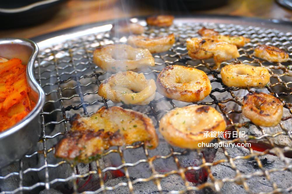 釜山西面烤肉【東方畜產西面總店 동방축산 서면본점】24小時營業!韓國烤腸、韓式烤五花肉、三層肉、松阪豬、牛排骨、牛肋眼肉…等,價格實惠、份量十足、用餐環境乾淨明亮且寬敞。 - 第33張圖 釜山西面烤肉【東方畜產西面總店 동방축산 서면본점】24小時營業!韓國烤腸、韓式烤五花肉、三層肉、松阪豬、牛排骨、牛肋眼肉…等,價格實惠、份量十足、用餐環境乾淨明亮且寬敞。