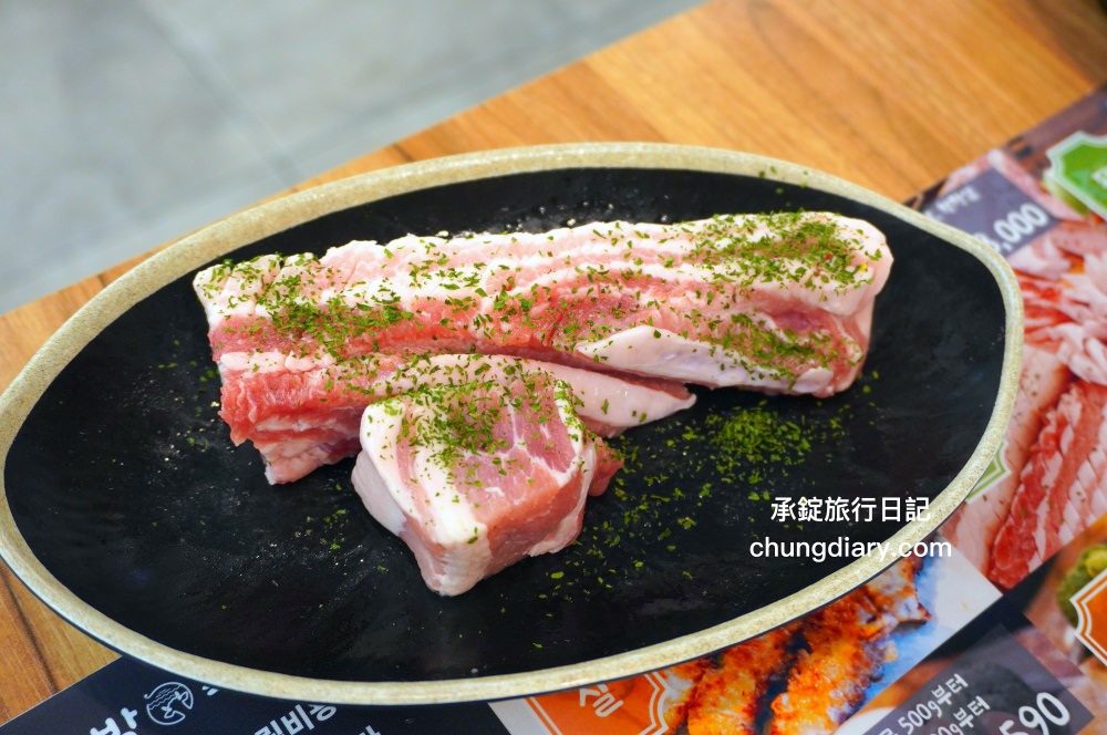 釜山西面烤肉【東方畜產西面總店 동방축산 서면본점】24小時營業!韓國烤腸、韓式烤五花肉、三層肉、松阪豬、牛排骨、牛肋眼肉…等,價格實惠、份量十足、用餐環境乾淨明亮且寬敞。 - 第36張圖 釜山西面烤肉【東方畜產西面總店 동방축산 서면본점】24小時營業!韓國烤腸、韓式烤五花肉、三層肉、松阪豬、牛排骨、牛肋眼肉…等,價格實惠、份量十足、用餐環境乾淨明亮且寬敞。